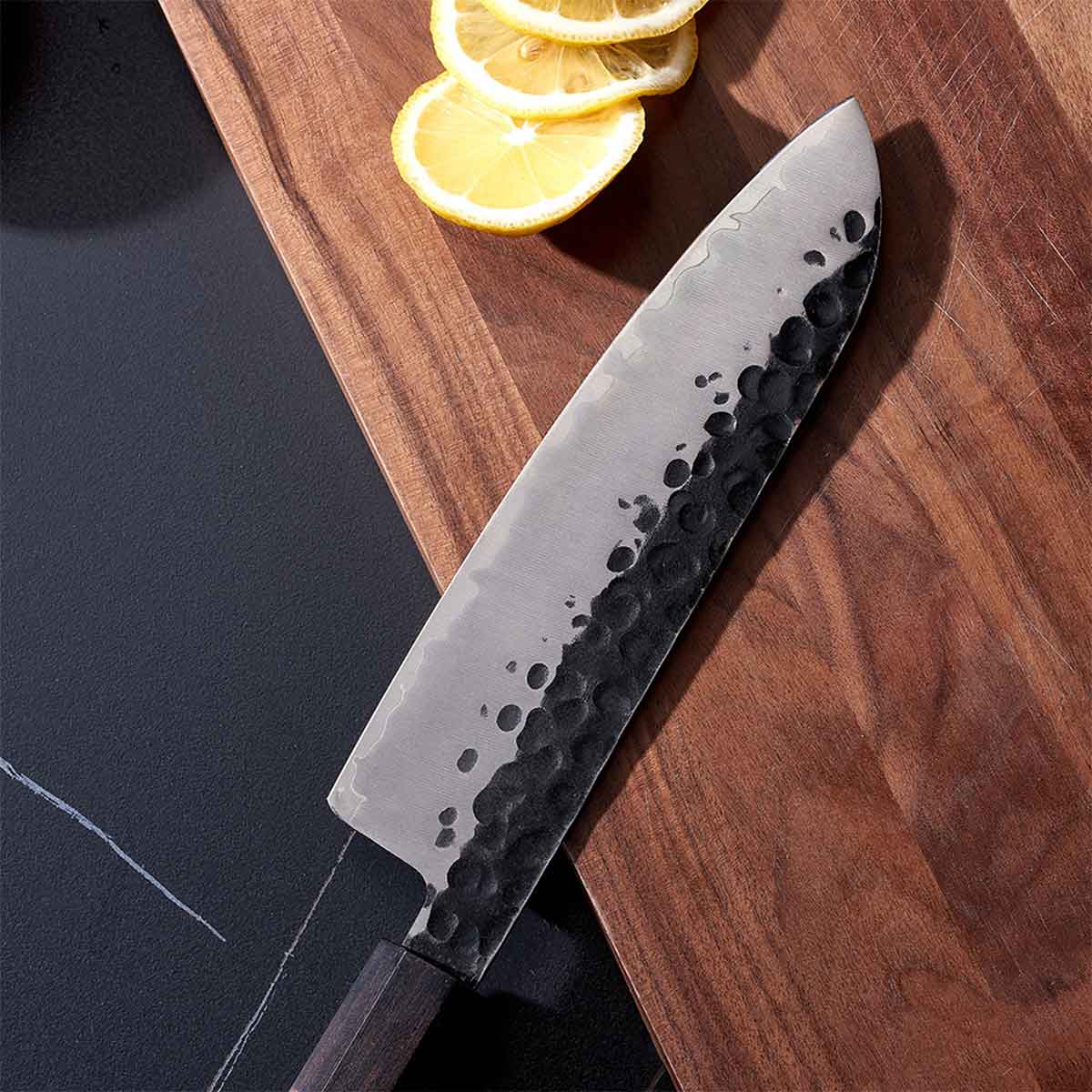 Cuchillo Santoku 18cm clad 440c Kurouchi martillado Mango Ébano y Secuoya