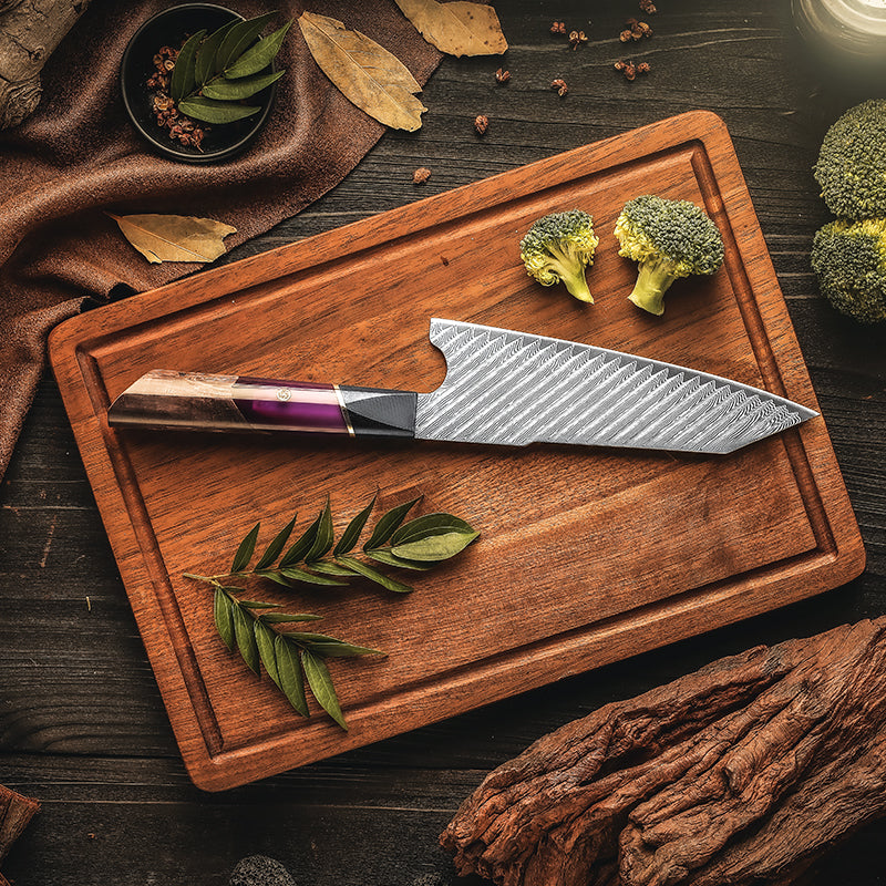 Cuchillo Kiritsuke 18cm 10Cr+Pluma Damasco66 G10+Resina Morada+Madera EST brocoli y huacatay sobre la tabla de picar