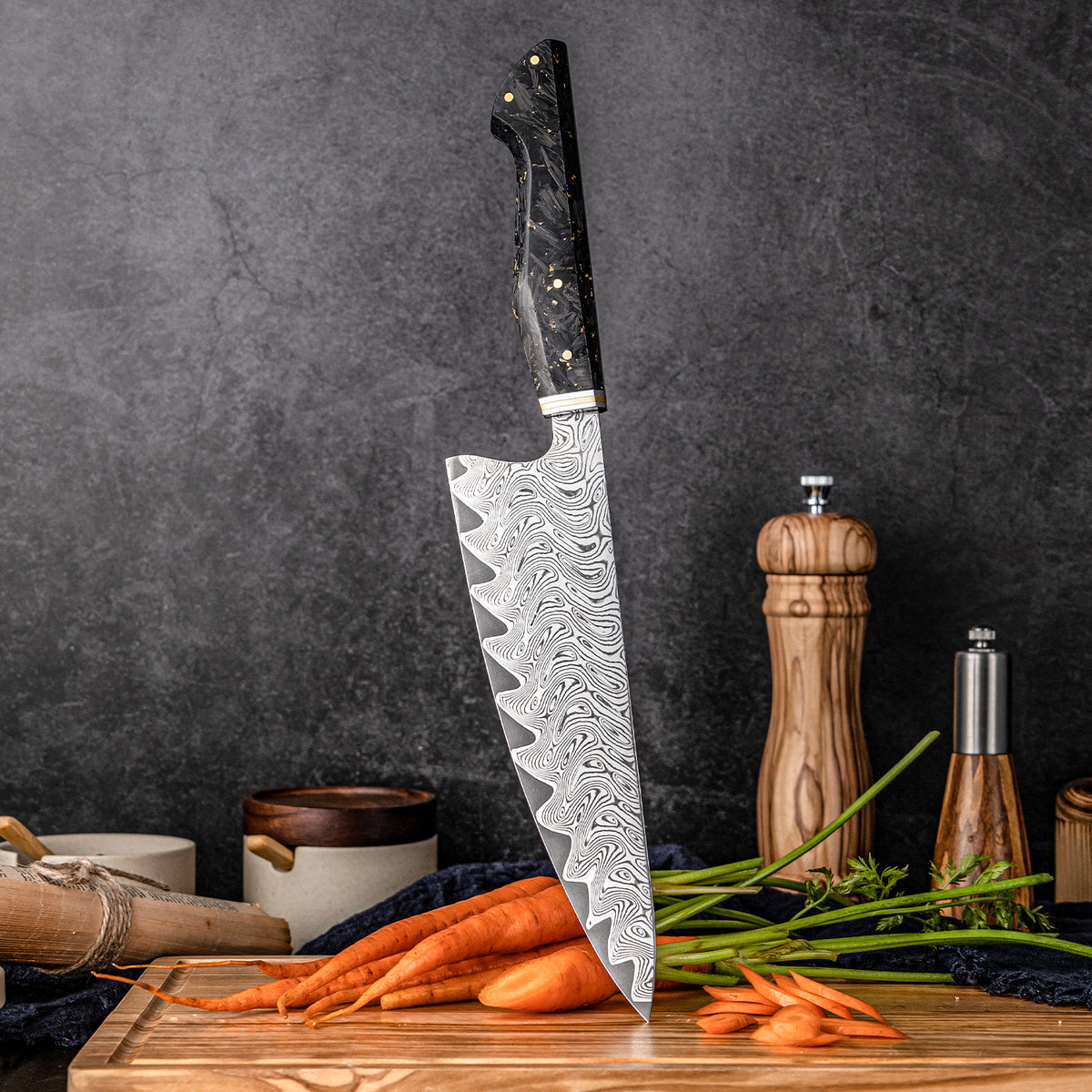 Cuchillo de Chef 20cm AUS10+Torcido Damasco66 Resina de Carbono y Dorada zanahoria apuntando la tabla de picar de madera