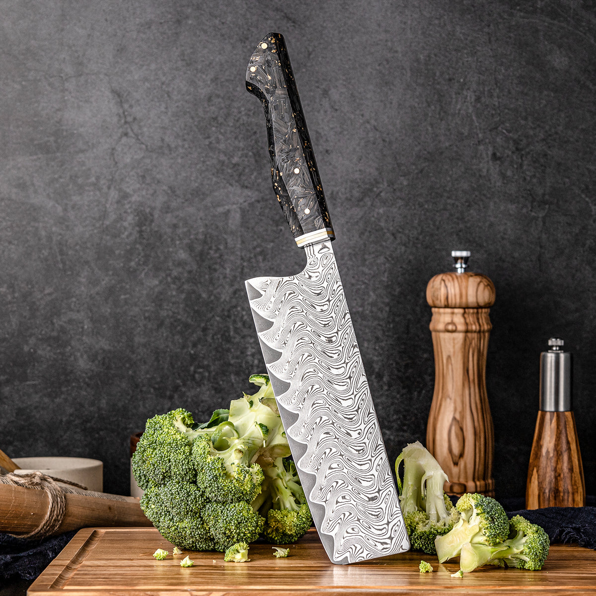 Cuchillo Nakiri 18cm AUS10+Torcido Damasco66 Resina de Carbono y Dorada apuntando tabla
