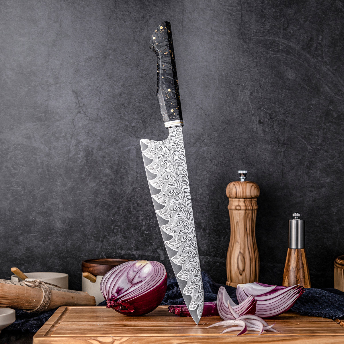 Cuchillo de Chef 24cm AUS10+Torcido Damasco66 Resina de Carbono y Dorada apuntando tabla