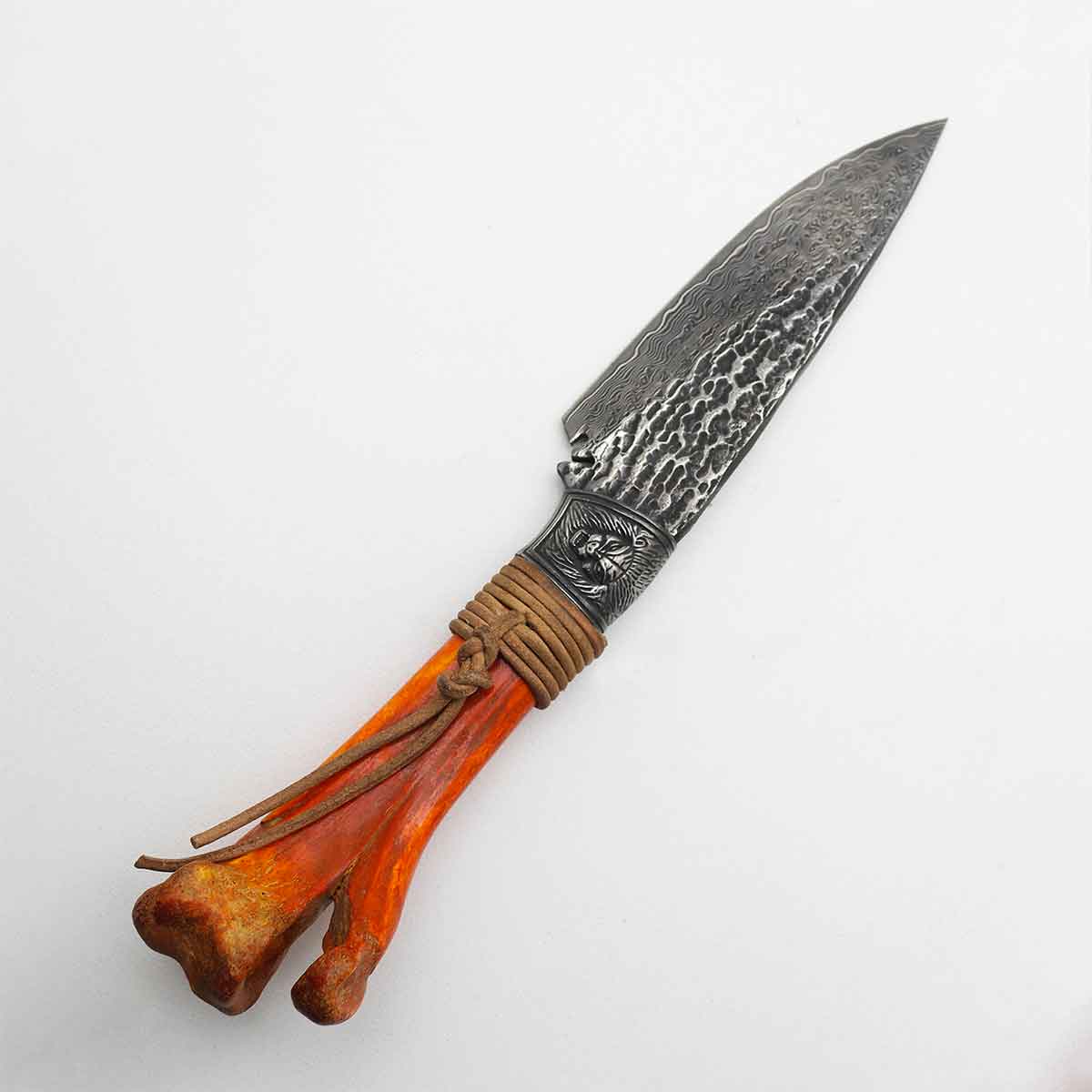 Cuchillo Supervivencia 13cm Damasco Hueso de avestruz + funda de cuero a medida