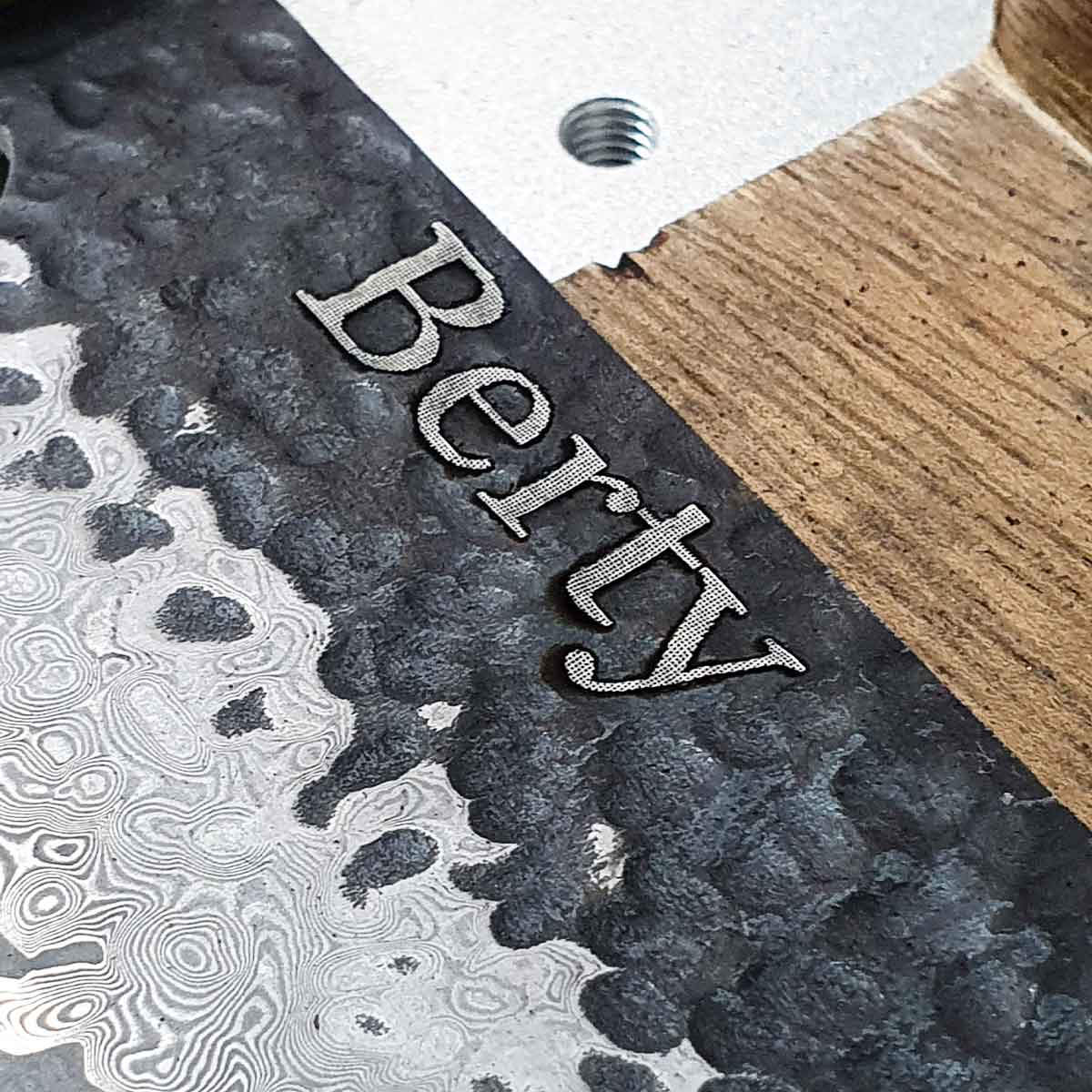 Grabado de texto en blanco