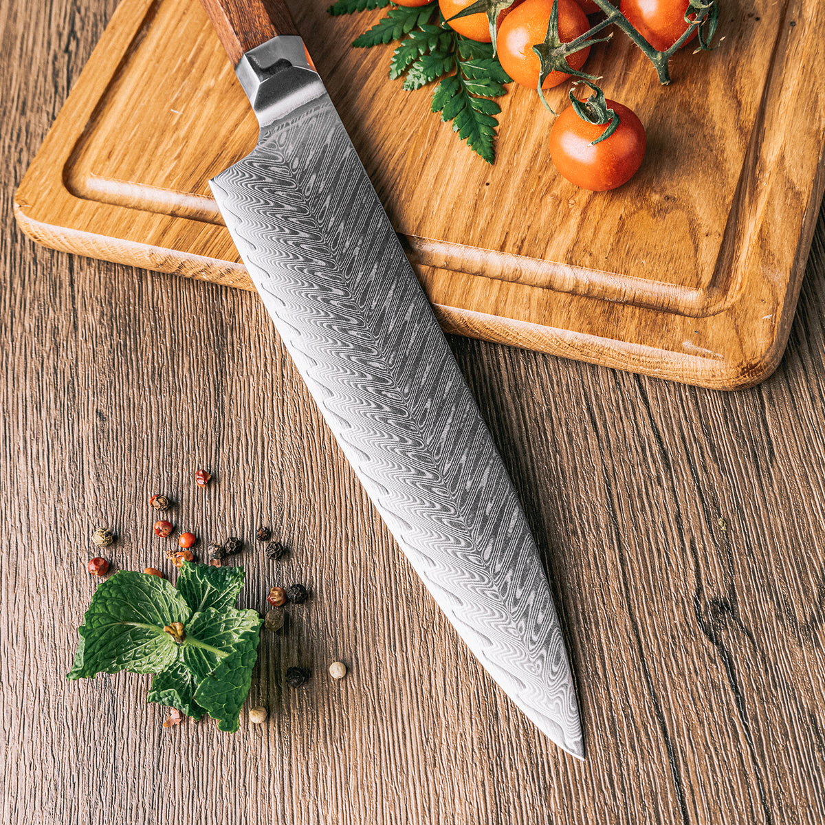 Cuchillo de Chef 19cm 10Cr+Espina Damasco66 oct Palo Rosa Africano detalle tabla con tomates