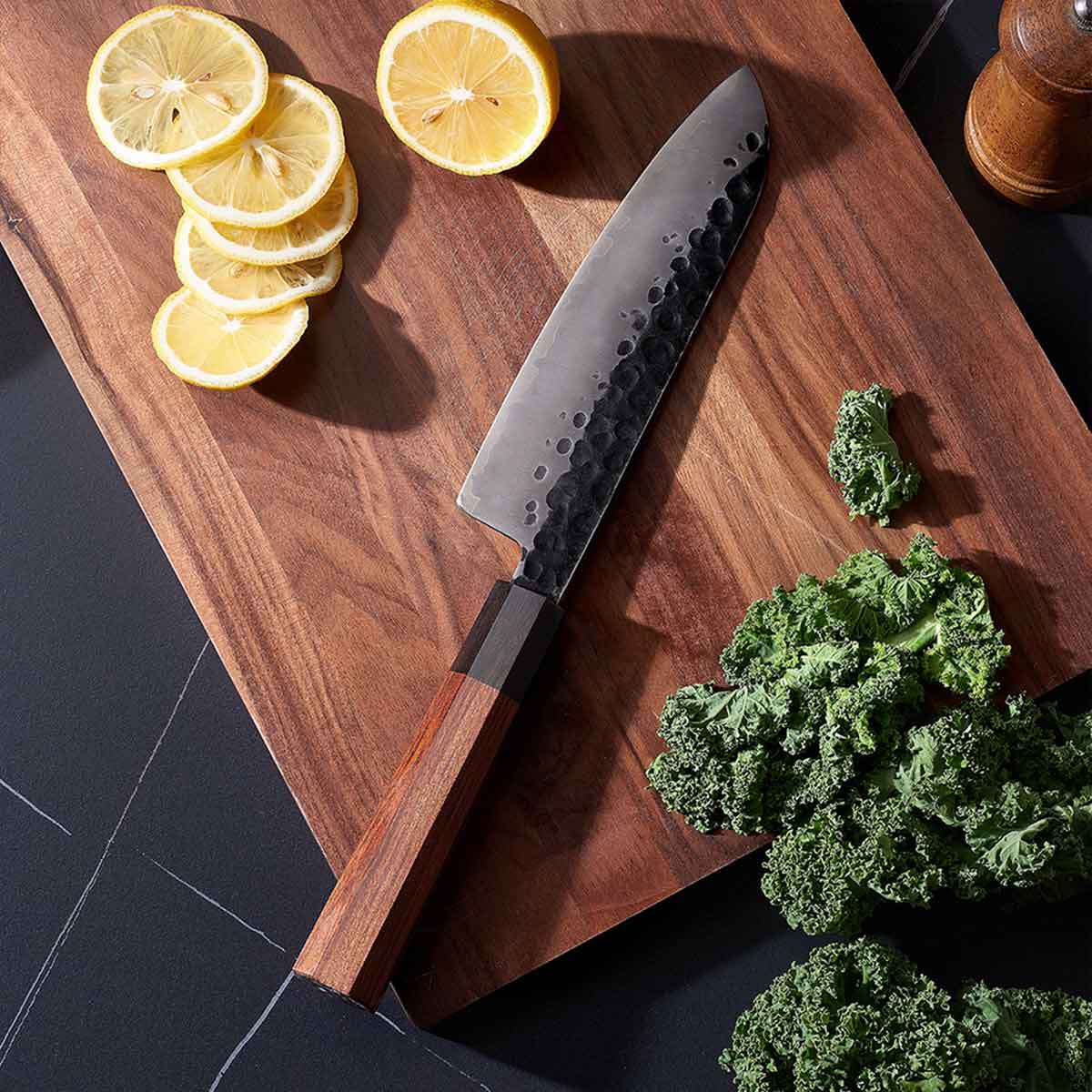 Cuchillo Santoku 18cm clad 440c Kurouchi martillado Mango Ébano y Secuoya