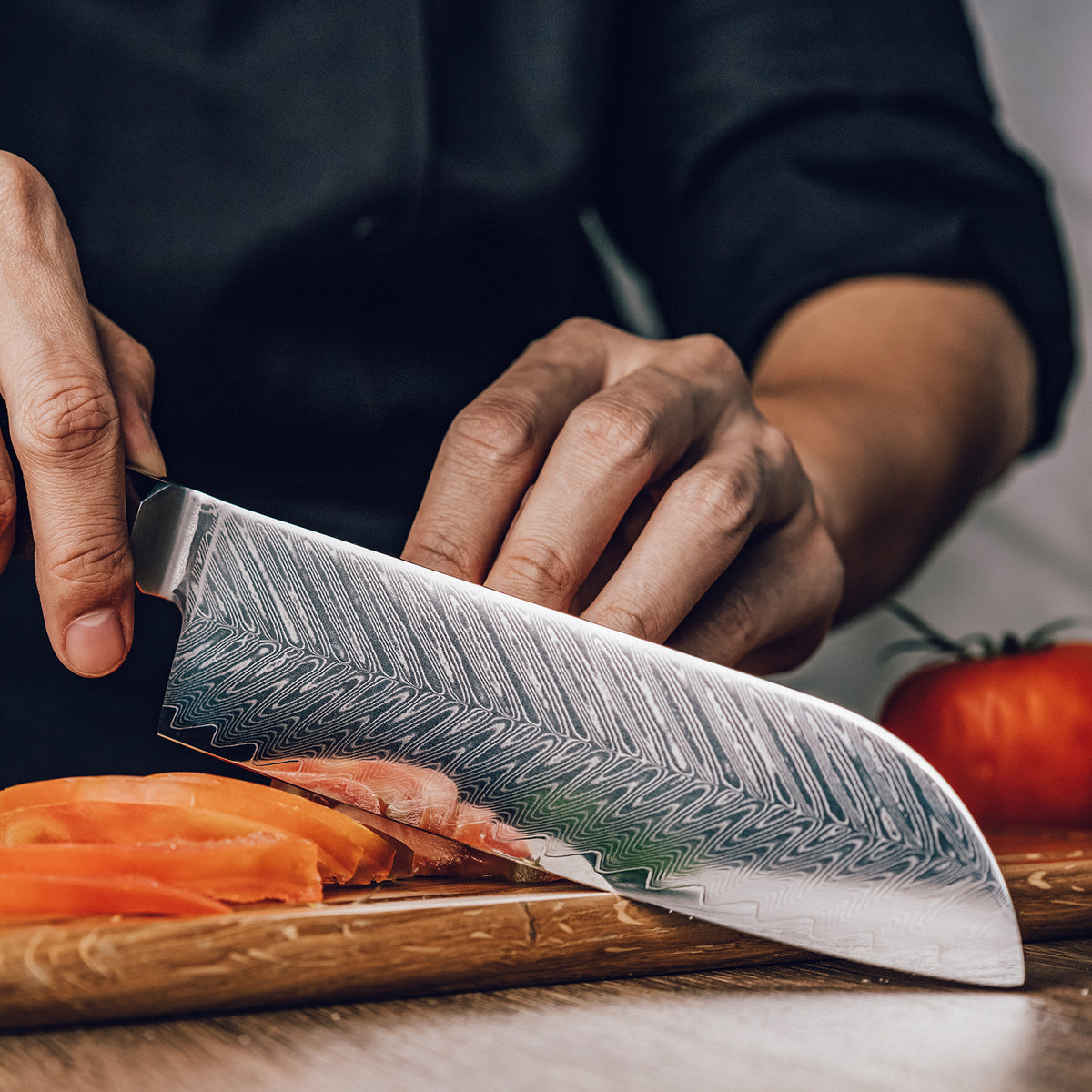Cuchillo Santoku 18cm 10Cr+Espina Damasco66 oct Palo Rosa Africano cortando sobre tabla
