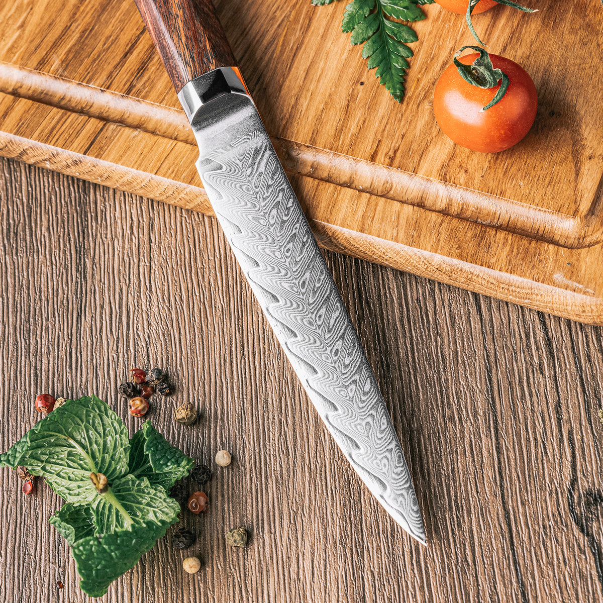 Cuchillo Utilitario 12cm 10Cr+Espina Damasco66 oct Palo Rosa Africano detalle damasco y tabla con tomate
