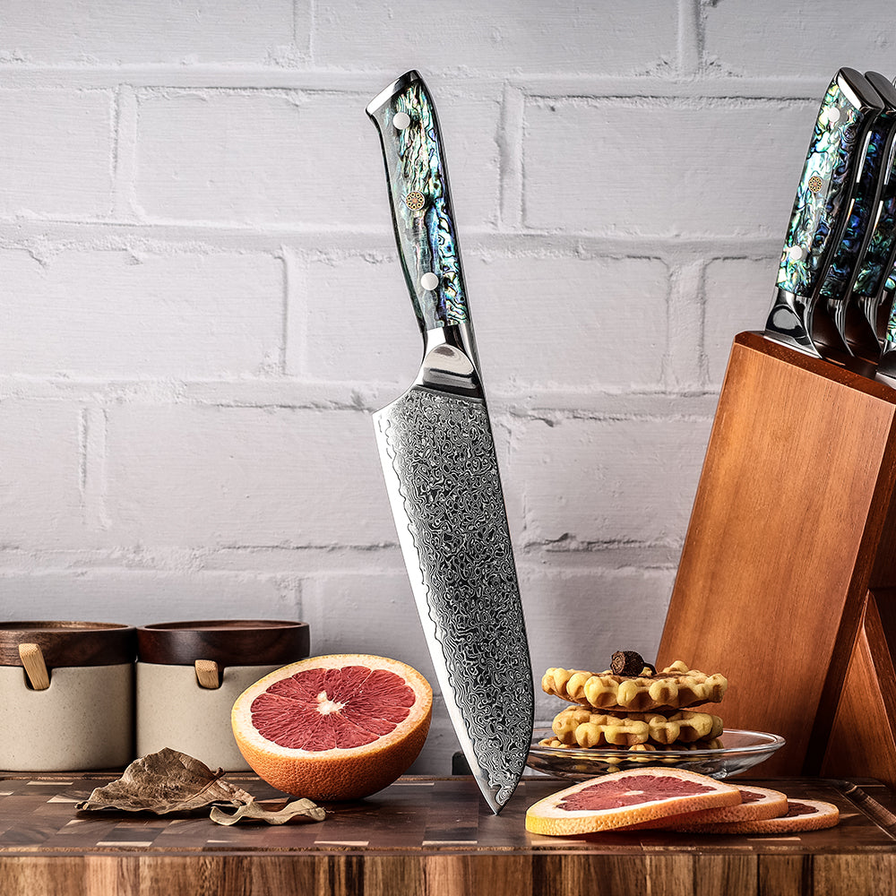 Cuchillo Santoku 18cm 10Cr+Lluvia Damasco66 Mango de Abalón apuntado en la tabla de picar