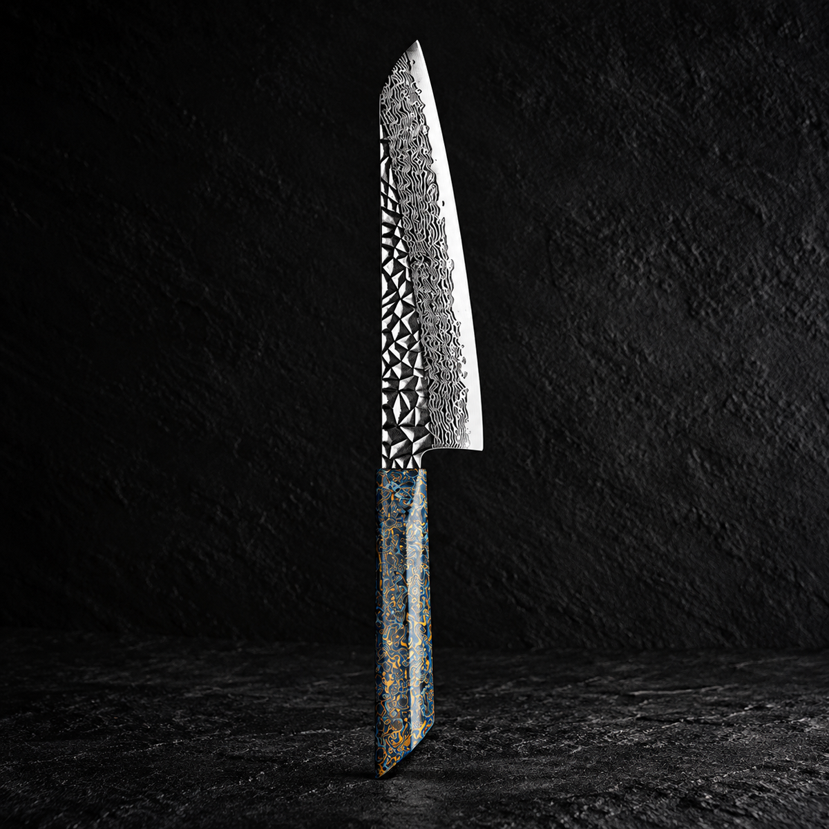 Cuchillo de Chef 20cm 10Cr+Pirámide Damasco66 OLEO Celado Blue con fondo oscuro.