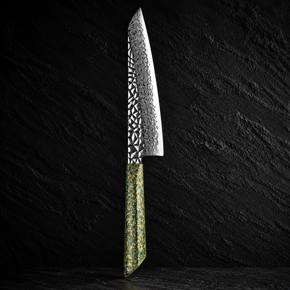 Cuchillo de Chef 20cm 10Cr+Pirámide Damasco66 OLEO Azure Green con fondo oscuro texturizado. 