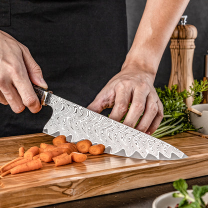 Cuchillo de Chef 20cm AUS10+Torcido Damasco66 Resina de Carbono y Dorada cortando zanahoria sobre tabla de picar de madera