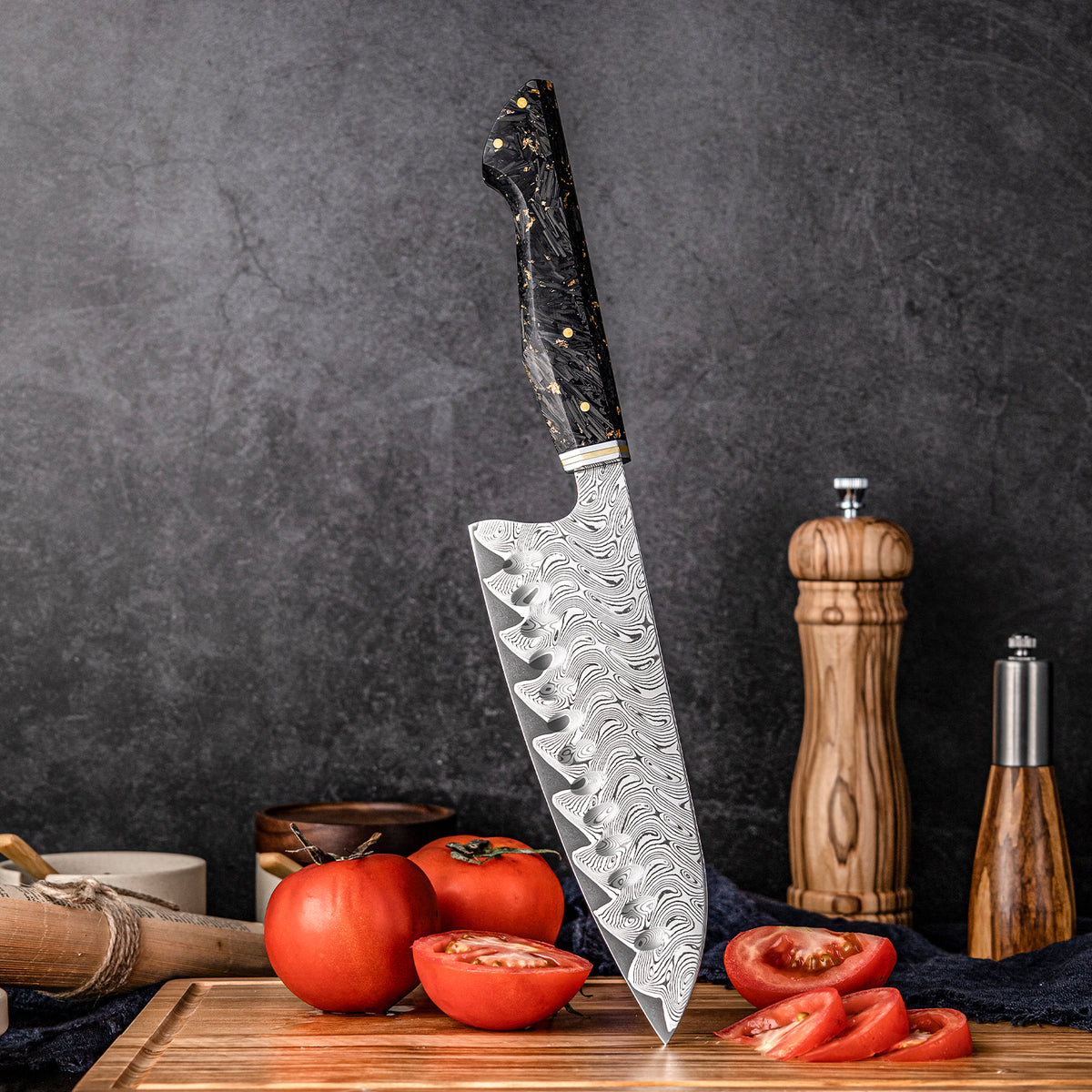 Cuchillo Santoku 19cm AUS10+Torcido Damasco66 Resina de Carbono y Dorada apuntando la tabla