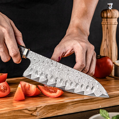 Cuchillo Santoku 19cm AUS10+Torcido Damasco66 Resina de Carbono y Dorada cortando tomates sobre tabla