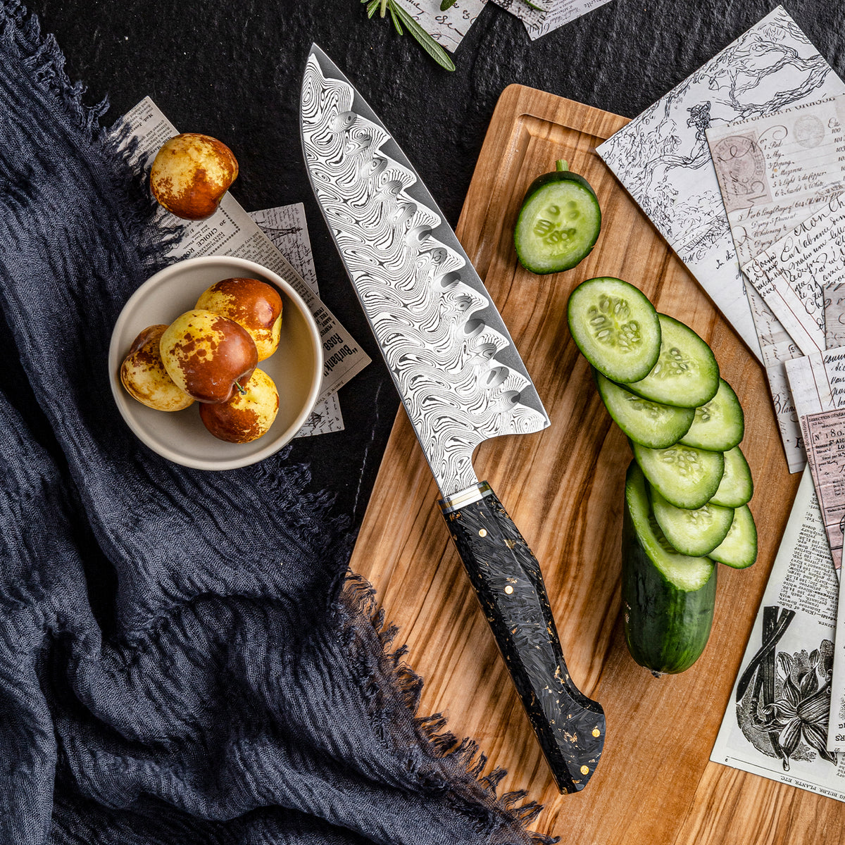 Cuchillo Santoku 19cm AUS10+Torcido Damasco66 Resina de Carbono y Dorada pepinos cortados y tabla
