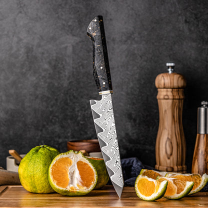 Cuchillo Utilitario 14cm AUS10+Torcido Damasco66 Resina de Carbono y Dorada apuntando tabla de picar de madera con limas