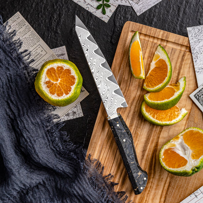 Cuchillo Utilitario 14cm AUS10+Torcido Damasco66 Resina de Carbono y Dorada lima naranjada sobre tabla de mandera de picar