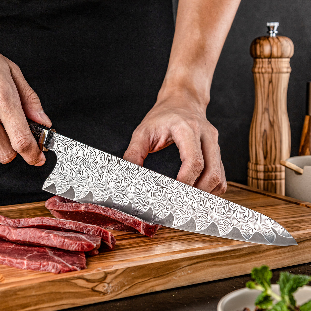 Cuchillo de Chef 24cm AUS10+Torcido Damasco66 Resina de Carbono y Dorada cortando carne