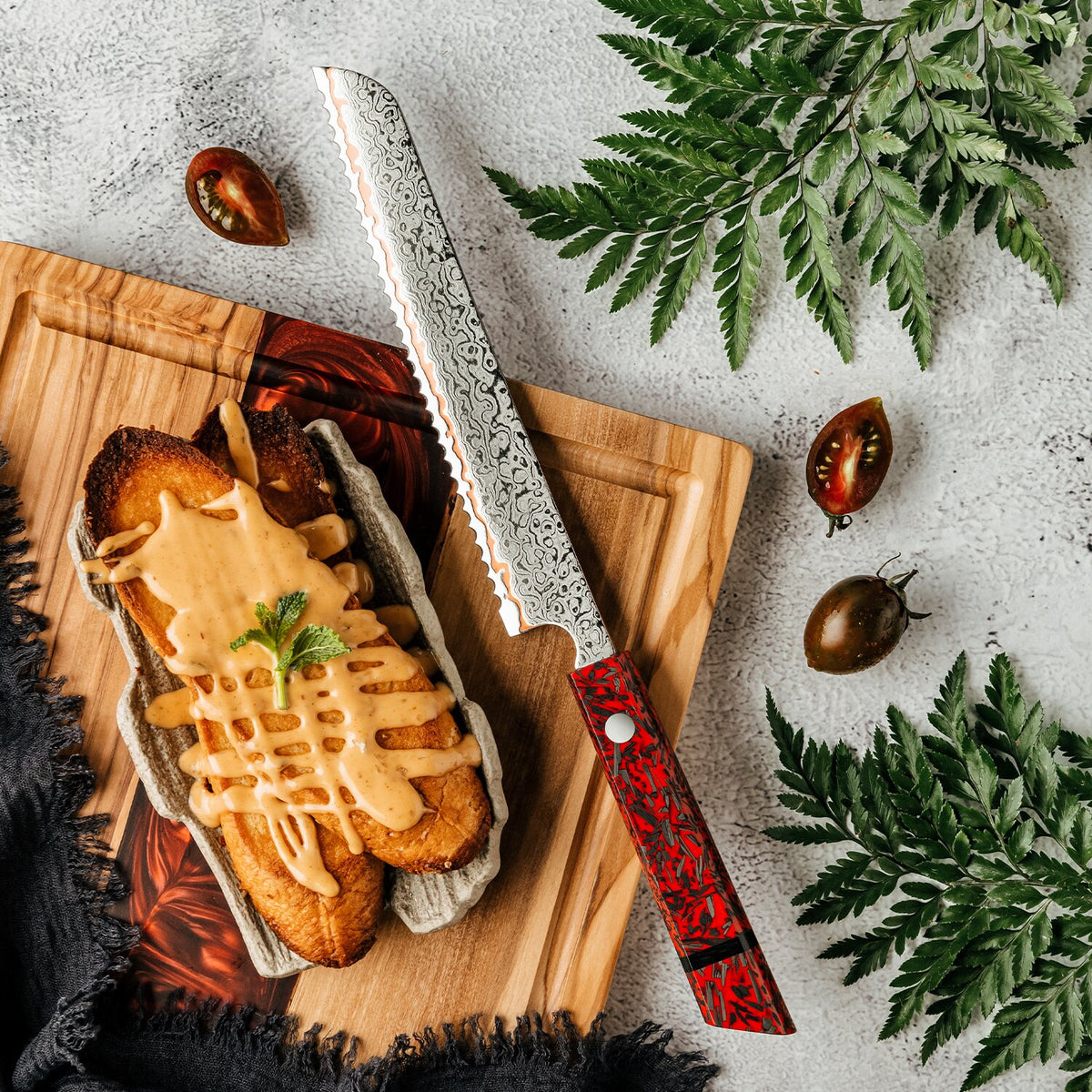 Cuchillo de Pan 20cm 10Cr+Olas Cobre Damasco54 Resina Roja y Carbono, panes, arboles de navidad. panes, frutos secos, tabla de picar, árbol de navidad.
