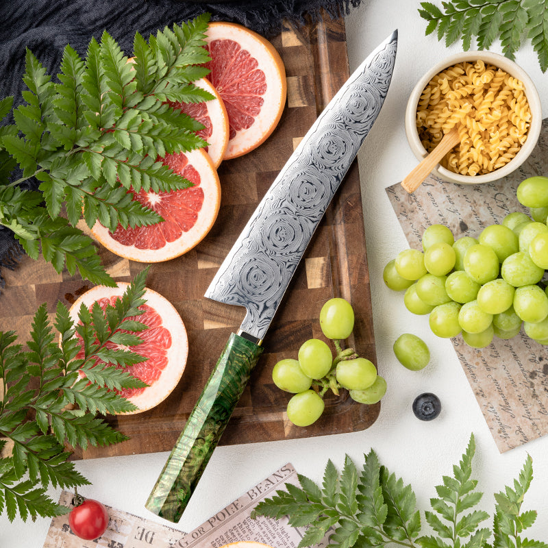 Cuchillo de Chef 22cm 10Cr+Rosa Damasco66 Madera EST Verde y Cobre, sobre una tabla de picar, toronja roja, huva, fideos fusilli