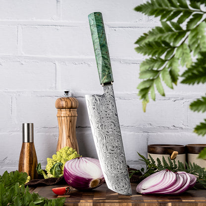 Cuchillo Nakiri 18cm 10Cr+Rosa Damasco66 Madera EST Verde y Cobre. sobre una mesa de picar acompañado de cebollas.