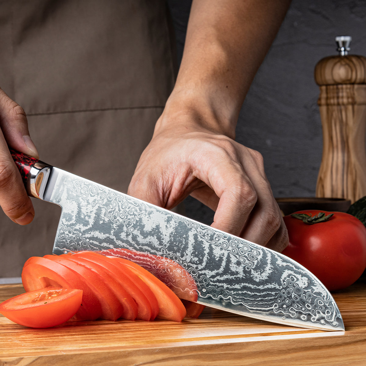 Cuchillo Santoku 18cm S35VN+Ola Damasco66 Resina Roja y Carbono, Sobre una tabla de picar.