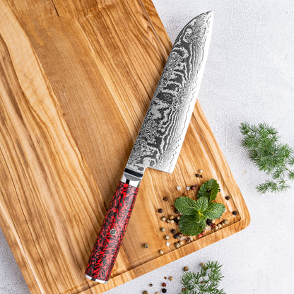 Cuchillo Santoku 18cm S35VN+Ola Damasco66 Resina Roja y Carbono sobre una tabla de picar.