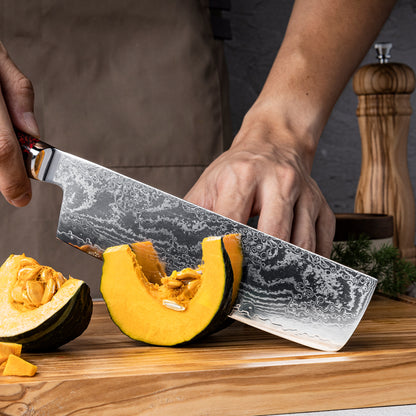Cuchillo Nakiri 18cm S35VN+Ola Damasco66 Resina Roja y Carbono sobre una tabla de picar verduras.
