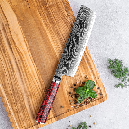 Cuchillo Nakiri 18cm S35VN+Ola Damasco66 Resina Roja y Carbono, sobre tabla de madera veteada y hierbas aromaticas, pimienta roja