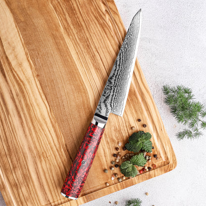Cuchillo Utilitario 15cm S35VN+Ola Damasco66 Resina Roja sobre tabla de lindas vetas de madera con hierbas aromáticas y pimienta roja