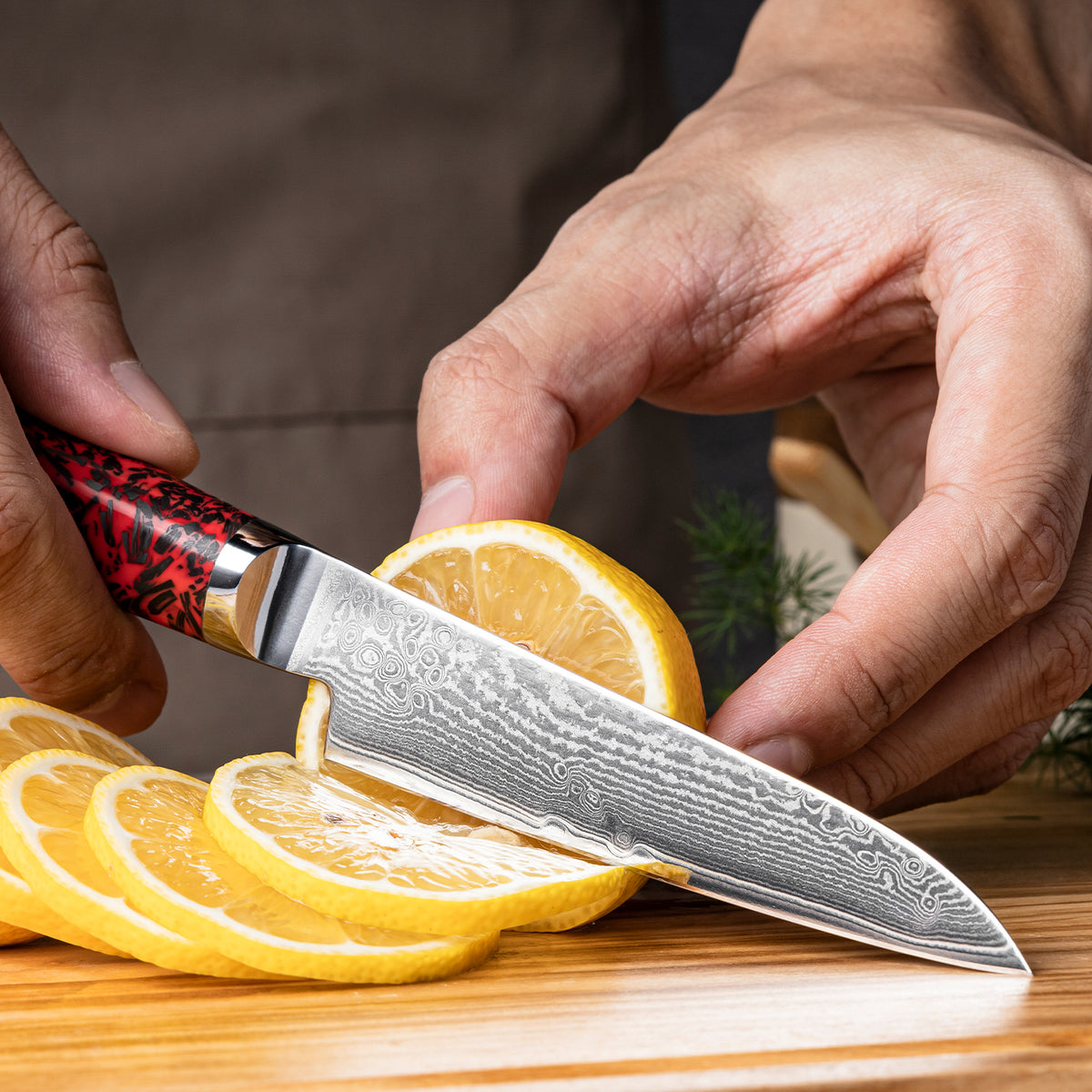 Cuchillo Puntilla 10cm S35VN+Ola Damasco66 Resina Roja y Carbono, cortando naranjas. 