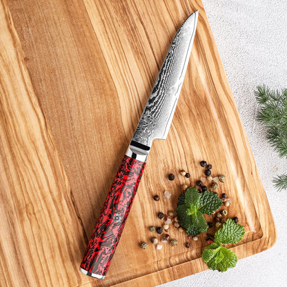 Cuchillo Puntilla 10cm S35VN+Ola Damasco66 Resina Roja y Carbono sobre tabla con lindas vetas de madera acompañada pimienta roja y hierbas aromáticas menta cilantro