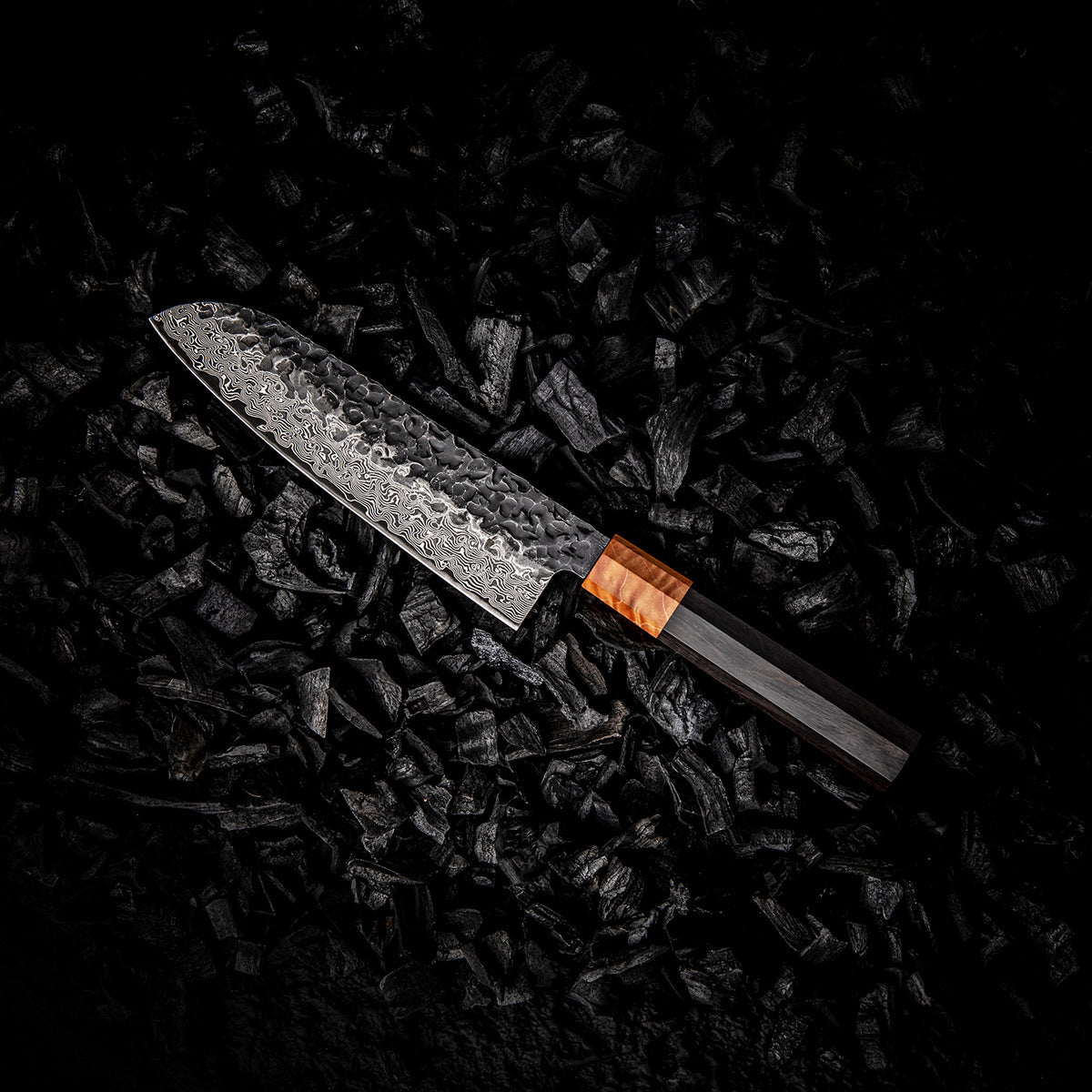 Cuchillo Santoku 18cm 10Cr+Kurouchi Martillado Damasco66 Oct Ebano fondo negro de carbón