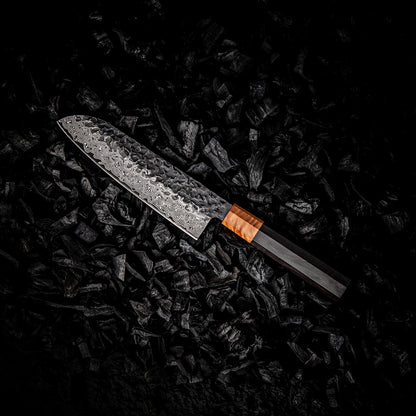 Cuchillo Santoku 18cm 10Cr+Kurouchi Martillado Damasco66 Oct Ebano fondo negro de carbón