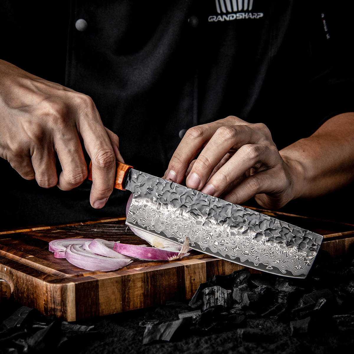 Cuchillo Nakiri 16cm 10Cr+Kurouchi Martillado Damasco66 Oct Ebano sobre una tabla de picar.