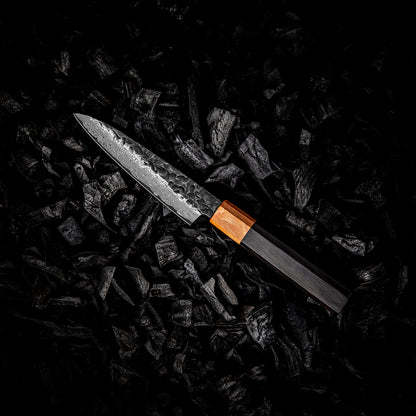 DMS-151D_Cuchillo Utilitario 12cm 10Cr+Kurouchi Martillado Damasco66 Oct Ebano, cuchillo en el centro. 