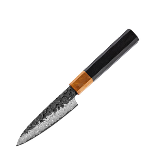 Cuchillo Puntilla 10cm 10Cr+Kurouchi Martillado Damasco66 Oct Ebano, cuchillo en el centro con fondo blanco.