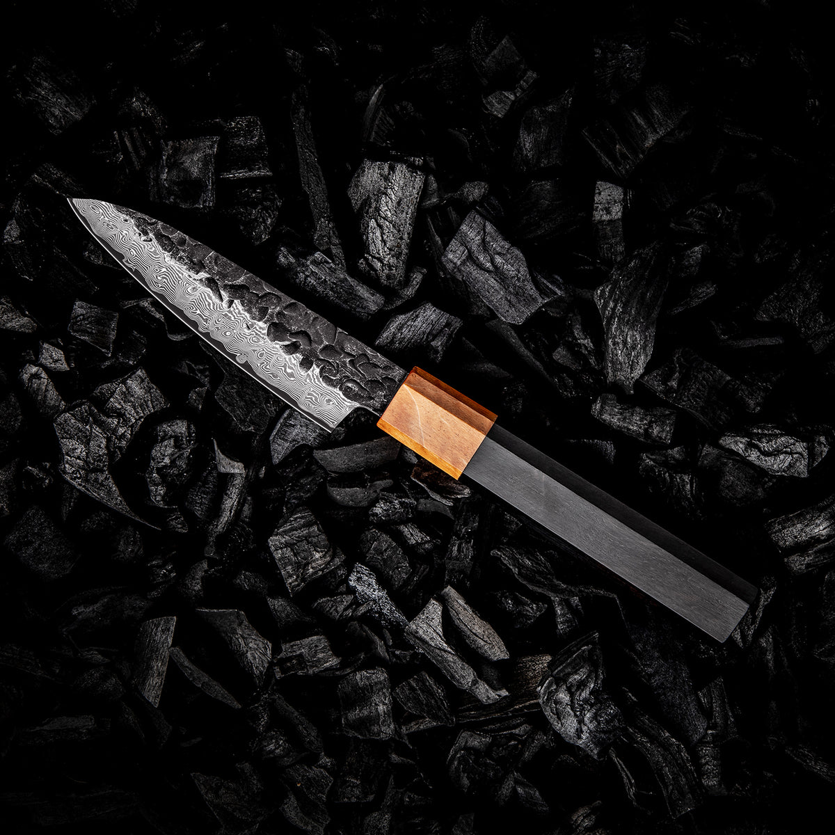 Cuchillo Puntilla 10cm 10Cr+Kurouchi Martillado Damasco66 Oct Ebano, cuchillo en el centro.