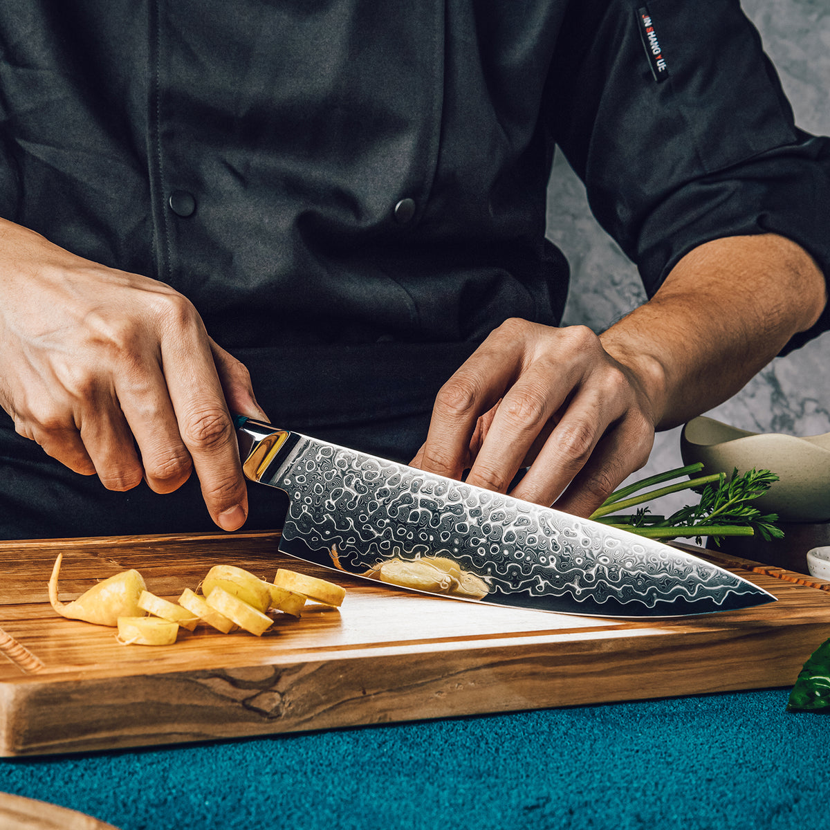 Cuchillo de Chef 20cm 10Cr+Gotas Damasco128 Full Tang Resina Azul, sobre tabla de picar.