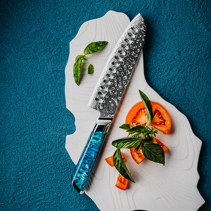 Cuchillo Santoku 18cm 10Cr+Gotas Damasco128 Full Tang Resina Azul, cuchillo centrado, con fondo azul.
