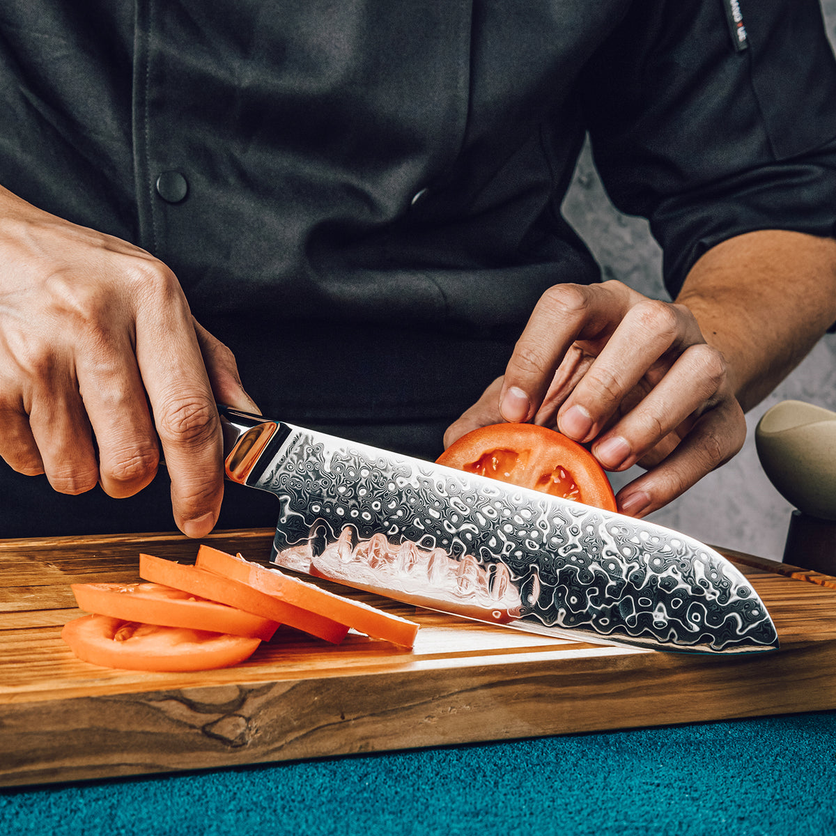 Cuchillo Santoku 18cm 10Cr+Gotas Damasco128 Full Tang Resina Azul, tabla de picar, cortando verduras.