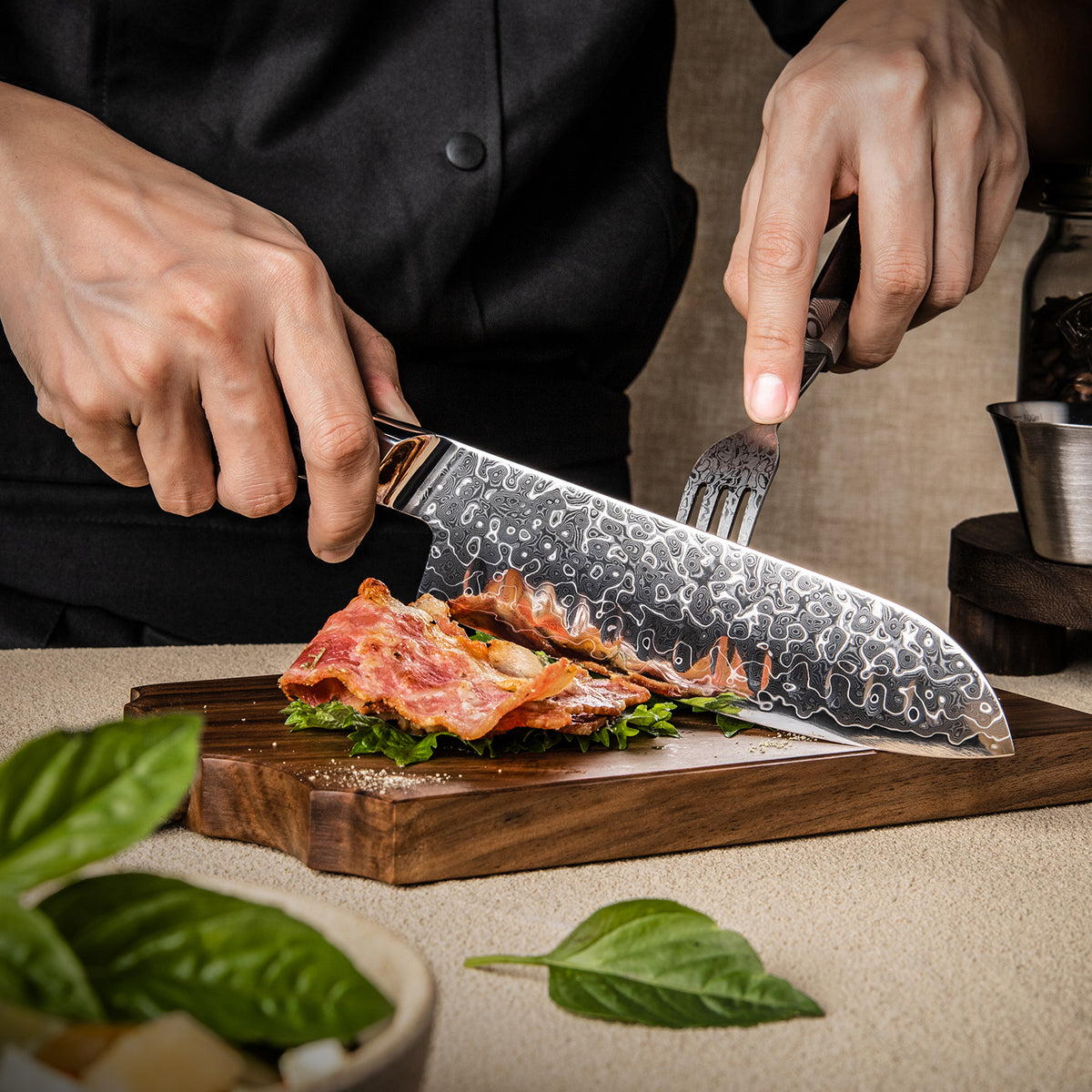 Cuchillo Santoku 18cm 10Cr+Gotas Damasco128 Full Tang Resina Carbono cortando carne.