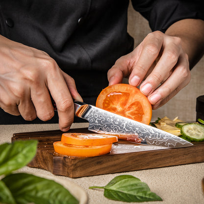 Cuchillo Utilitario 13cm 10Cr+Gotas Damasco128 Full Tang Resina Carbono, picando verduras.
