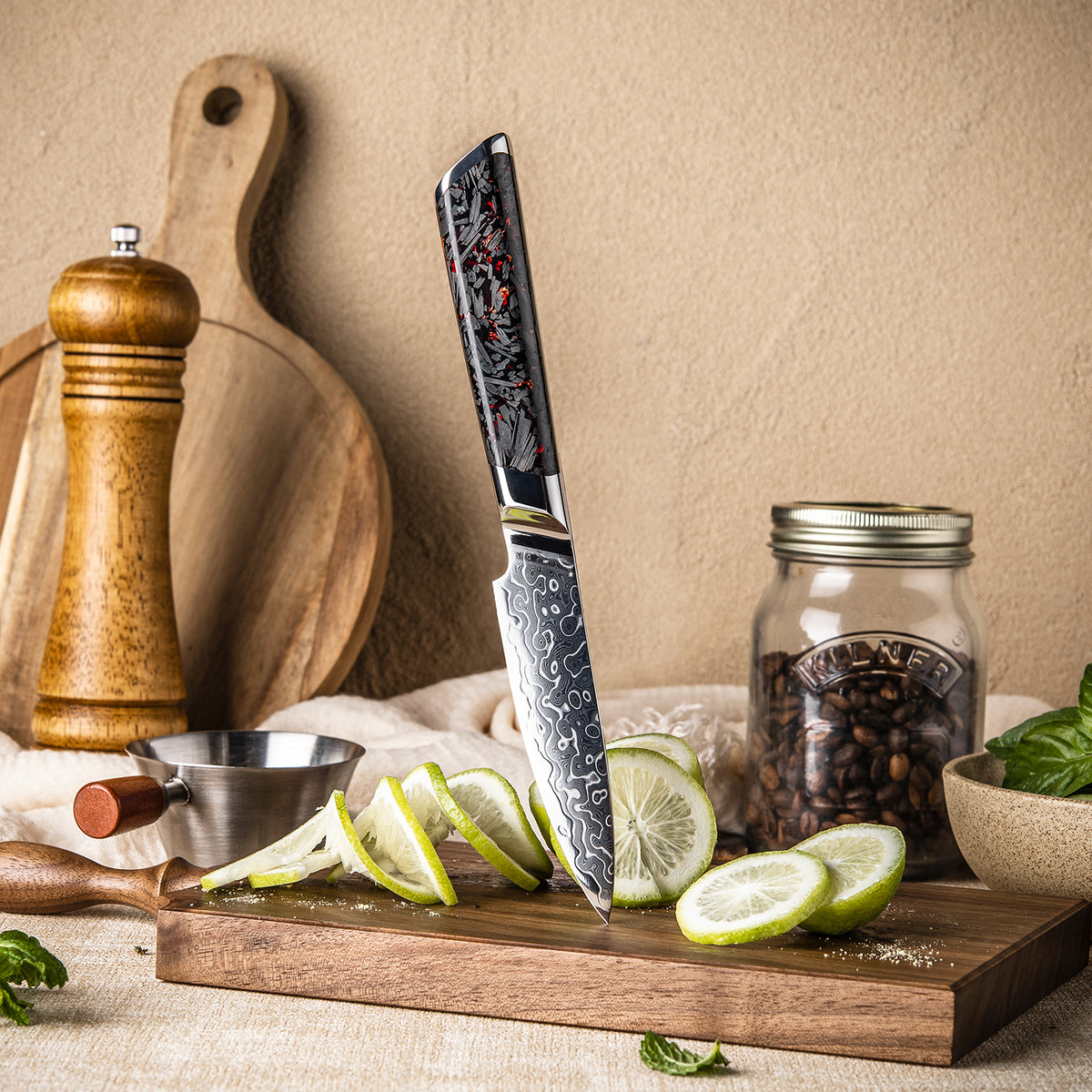 DMS-154E_Cuchillo Puntilla 10cm 10Cr+Gotas Damasco128 Full Tang Resina Carbono con limón cortado y frasco de vidrio