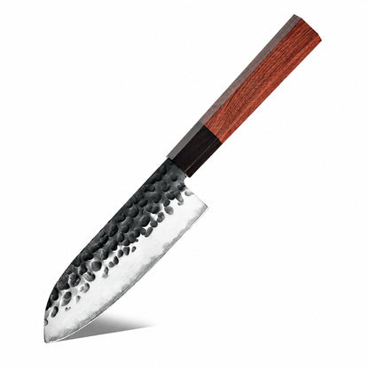 Cuchillo mini santoku de 13 cm AUS-10, kurouchi martillado y mango de Mkuruti y ébano, sobre fondo blanco.