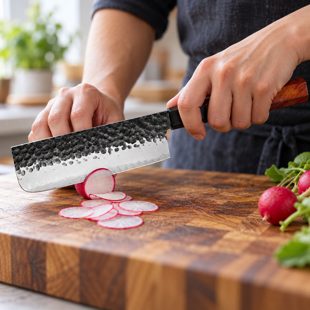 Cuchillo Nakiri 17cm AUS-10 Clad Kurouchi Martillado Mango Mkuruti y Ebano cortando un rábano rojo en láminas finas sobre una tabla de madera.