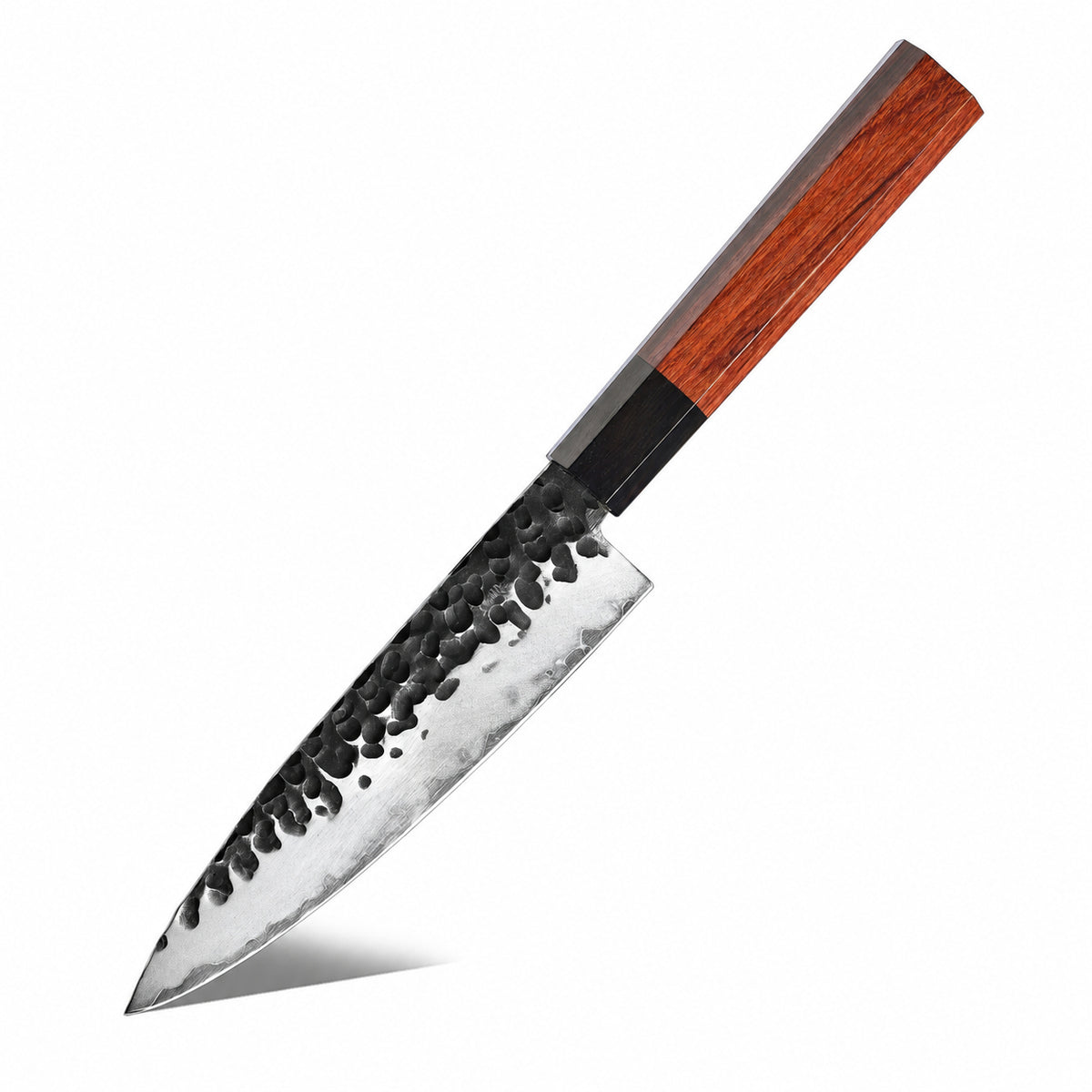 Cuchillo utilitario HM-19D de 14 cm AUS-10, kurouchi martillado y mango de Mkuruti y ébano, sobre fondo blanco.