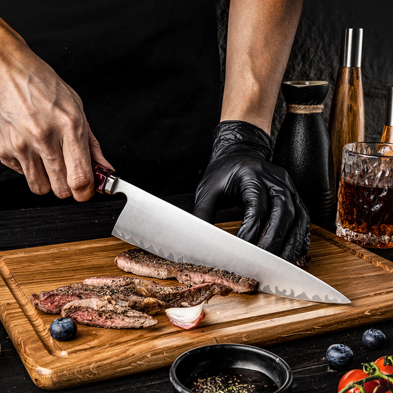 Cuchillo de chef HM-59A de 21 cm cortando carne asada sobre una tabla de madera.