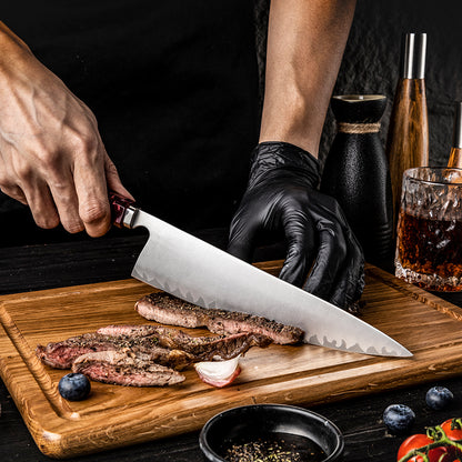 Cuchillo de chef HM-59A de 21 cm cortando carne asada sobre una tabla de madera.