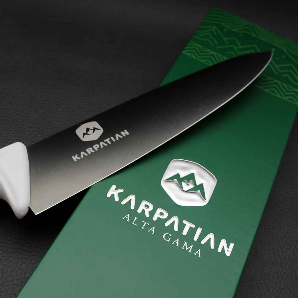 Detalle de la hoja de cuchillo de cocina de alta gama mango blanco y cajita de regalo