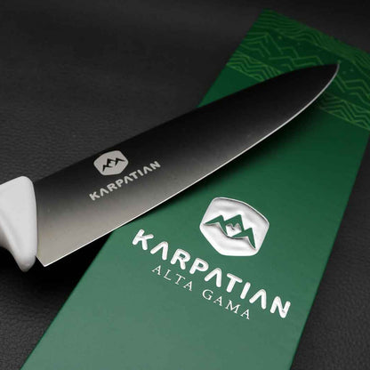 Detalle de la hoja de cuchillo de cocina de alta gama mango blanco y cajita de regalo